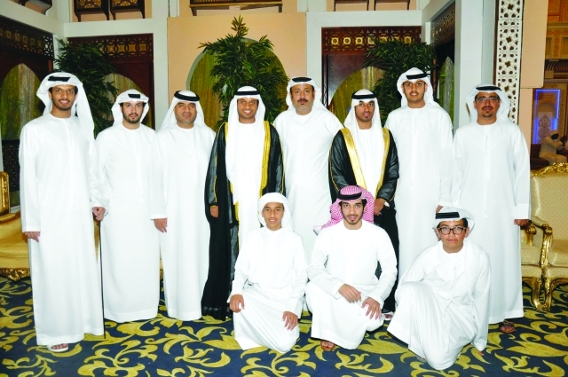 "العريسان يتوسطان الأهل"