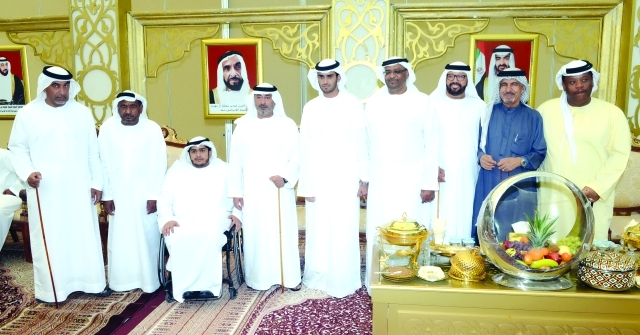 "نهيان بن حمدان آل نهيان والعريس والأهل"