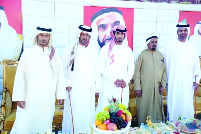 ".. وفي لقطة مع والده وأعمامه"