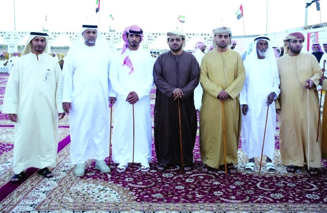 "العريس مع مجموعة من المدعوين للحفل"