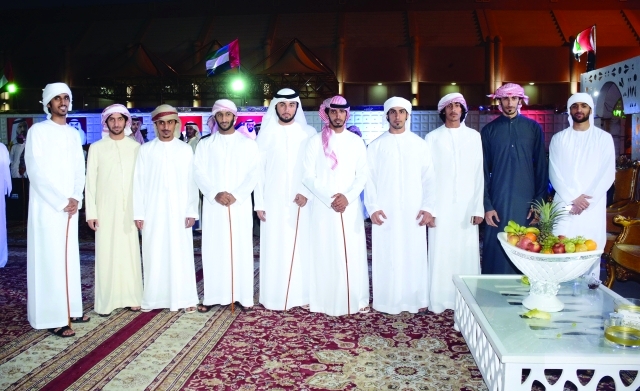 "العريس محمد العرياني يتوسط عدداً من أصدقائه"