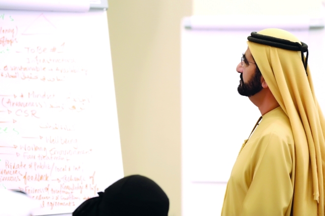 "محمد بن راشد يتابع فعاليات جلسة العصف الذهني"