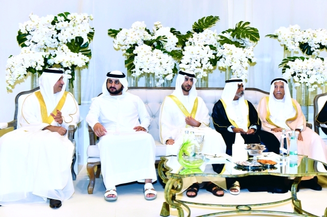 "مكتوم بن محمد يتوسط نهيان بن مبارك وجمعة الماجد وخالد الكمدة والعريس عبدالله - تصوير- محمد هشام"