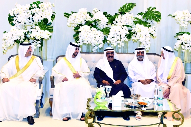"حمدان بن راشد يتوسط نهيان بن مبارك وجمعة الماجد والكمدة والعريس"