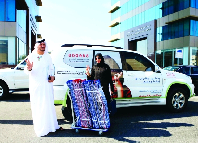 "سيارات تنمية المجتمع تجمع المساعدات وتوصلها إلى مراكز الهلال في دبي"