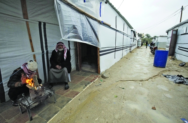 "فلسطينيان في غزة يلتصقان بمدفأة حطب صنعاها اتقاءَ البرد-   اي.بي.ايه"