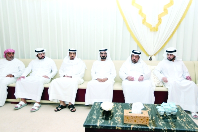 "محمد بن راشد بحضور مكتوم وأحمد بن محمد خلال تقديم العزاء بوفاة محمد المهيري - تصوير ـ خليفة عيسى"