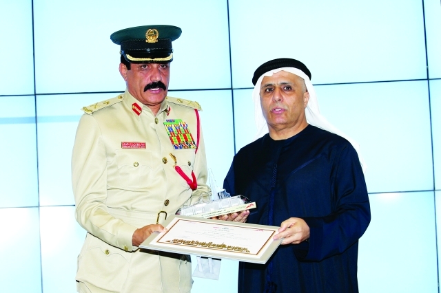 "مطر الطاير يكرم خميس المزينة"