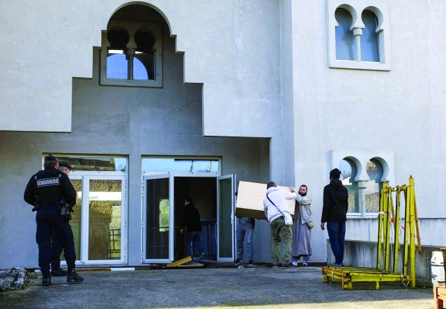 "عناصر أمن فرنسيون خلال مداهمة لمسجد ــ أ.ف.ب"