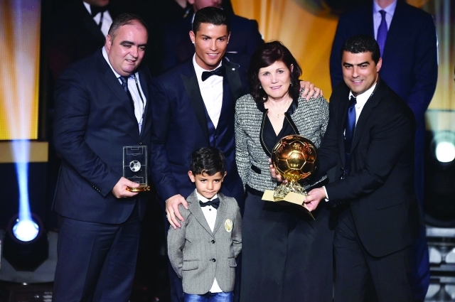 "رونالدو خطف الكرة الثالثة في حضور والدته وابنه أ ف ب"