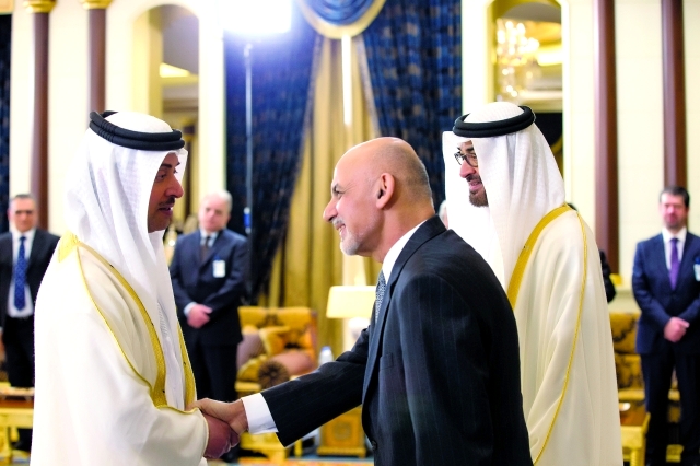 "الرئيس الأفغاني مصافحاً هزاع بن زايد"