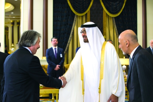 "محمد بن زايد يصافح أحد أعضاء الوفد المرافق للرئيس الأفغاني"