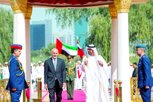 "محمد بن زايد خلال استقباله الرئيس الأفغاني"