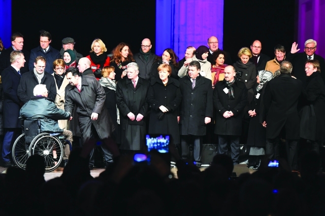 "ميركل وغاوك مع أعضاء الحكومة خلال التظاهرة\t ــ اي.بي.إيه"