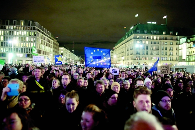 "الآلاف يتظاهرون أمام بوابة براندبورغ قرب السفارة الفرنسية في برلين ــ\tأ.ب"