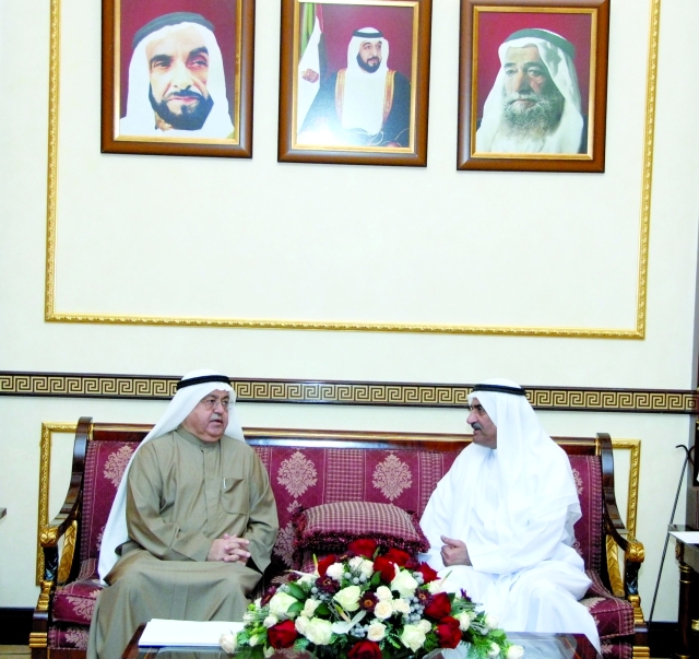 "حمد الشرقي خلال استقباله المدفع"