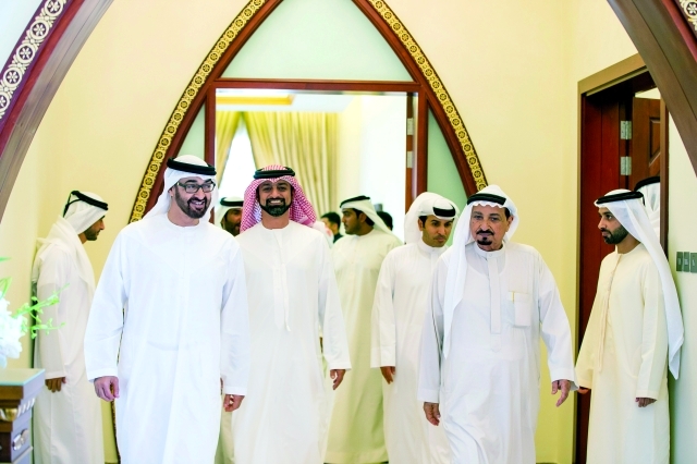 "حميد النعيمي مستقبلاً محمد بن زايد بحضور عمار واحمد النعيمي \t\tــ\t\t وام"