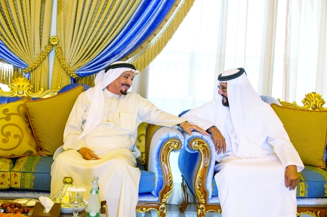 "حميد النعيمي في حديث مع طحنون بن محمد خلال اللقاء"