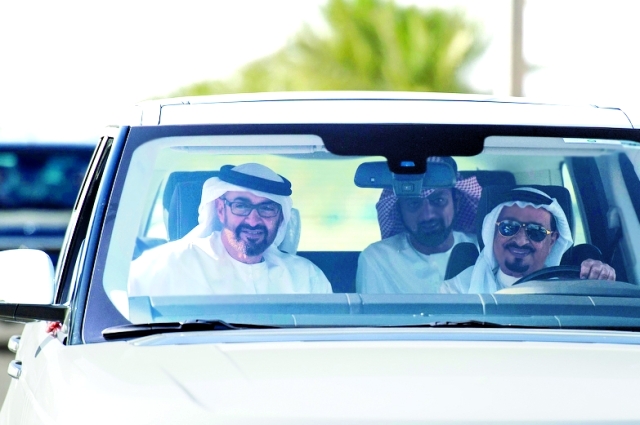 "حميد بن راشد ومحمد بن زايد وعمار النعيمي خلال الجولة"