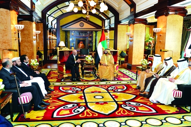 "محمد بن راشد مستقبلاً أشرف غني بحضور حمدان وأحمد بن محمد وأنور قرقاش والوفد الأفغاني ـــ تصوير- سيف محمد"