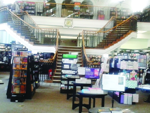 مكتبة «واترستونز» تصافح القراء عبر 287 فرعاً