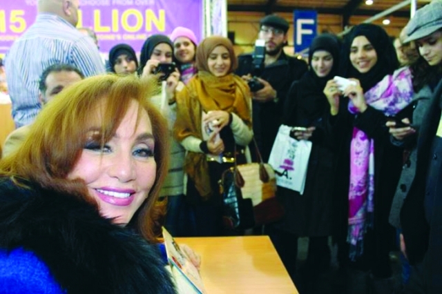 "أحلام مستغانمي خلال توقيعها كتابا لها في إحدى دورات المعرض"