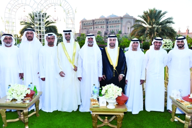 "نهيان بن مبارك والشيوخ مع العريس محمد ووالده أحمد ناصر الريسي وعدد من الشخصيات"