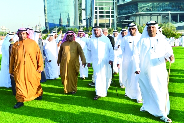 "سلطان بن خليفة وضاحي خلفان أثناء قدومهما إلى الحفل"