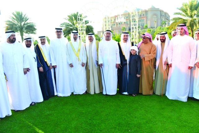 "سلطان بن خليفة ونجله محمد مع العريس محمد ووالده أحمد ناصر الريسي وعدد من المدعوين"