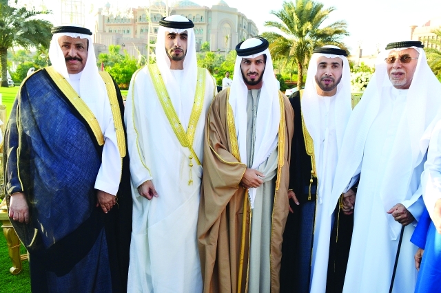 "زايد بن حمد بن حمدان ومحمد سعيد البادي وأحمد ناصر ونجله العريس محمد وماضي حمد الماضي والد العروس"