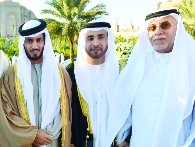 "زايد بن حمد بن حمدان ومحمد سعيد البادي وأحمد ناصر والد العريس"