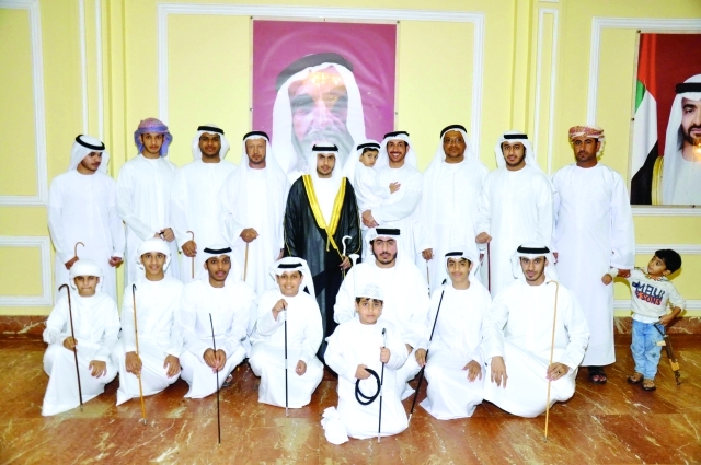 "العريس يتوسط الأهل والأصدقاء"