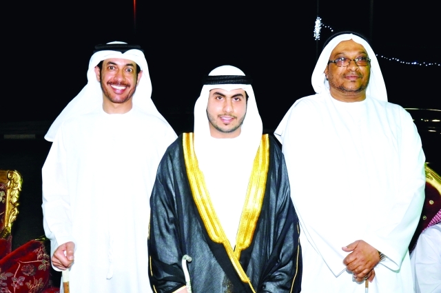 "العريس يتوسط والده عبد الله وسيد سالم"