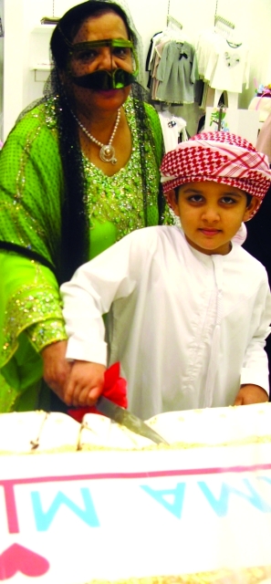 "حمد يقطع قالب الحلوى مع ماما نورا"