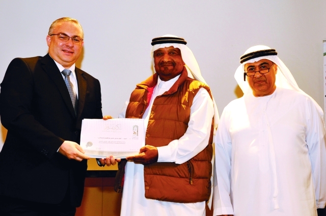 "سعيد مبارك المزروعي يكرم المدير العام لتاج بالاس أحمد بدوي"