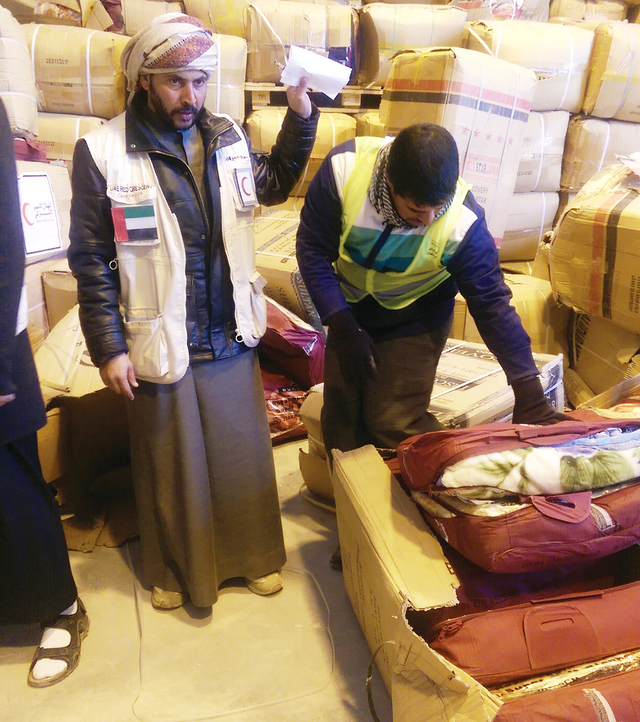 "أثناء توزيع المساعدات الإماراتية"