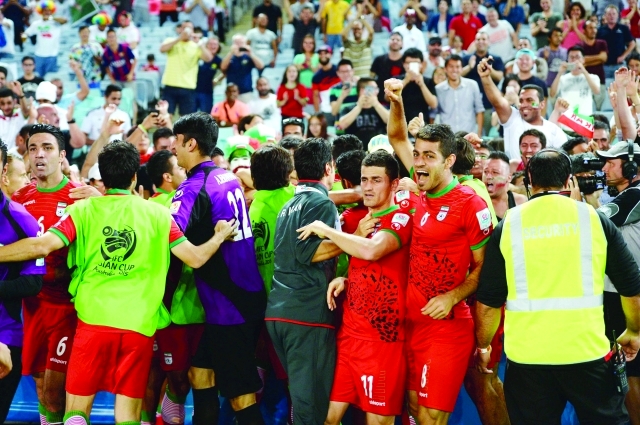 "منتخب إيران يحتفل مع جماهيره بالفوز على قطر -"