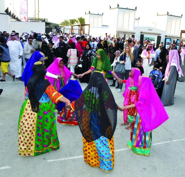 "الفنون الشعبية البحرينية حاضرة في المهرجان"