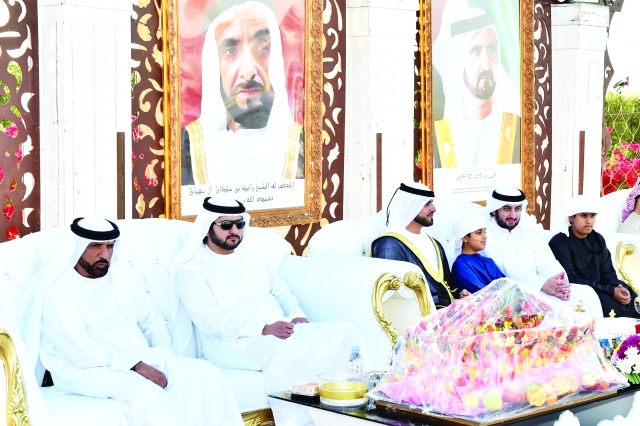 "مكتوم وأحمد بن محمد مع أقارب العروسين"