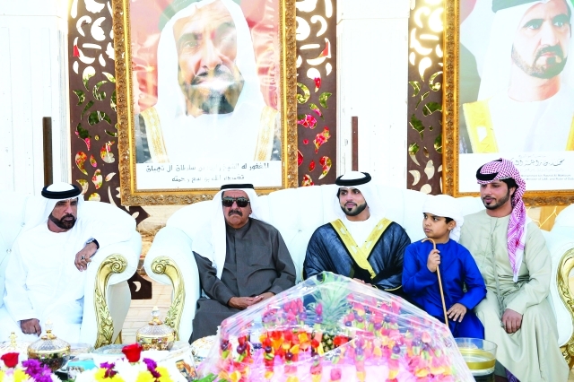 "حمدان بن راشد مع أهل وأقارب العروسين"