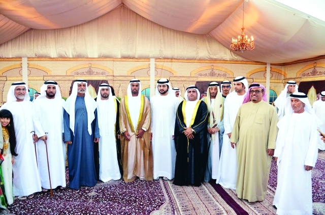 "مكتوم بن محمد ونهيان بن مبارك وضاحي خلفان في لقطة جماعية مع الحضور"
