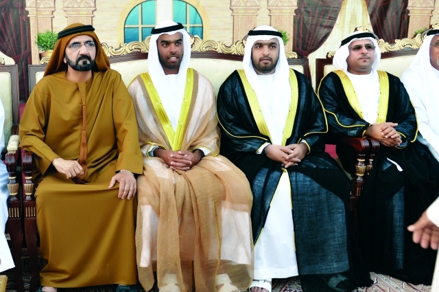 "محمد بن راشد وإلى جواره العريسان"