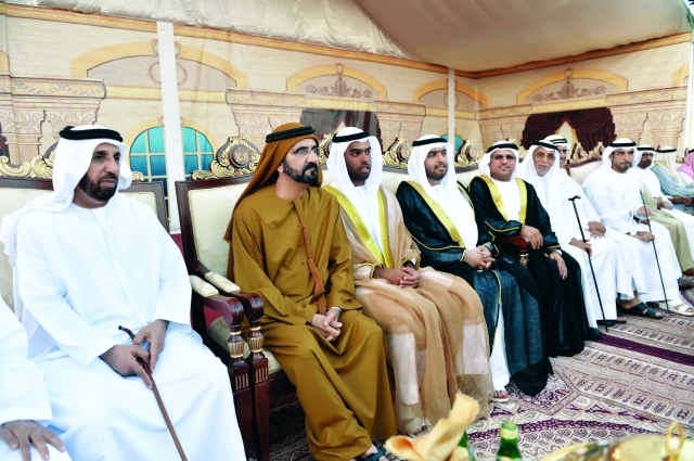 "محمد بن راشد مع أهل وأقارب العريسين"