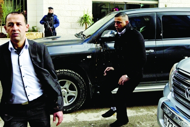 "موكب بيرد بعد قذفه بالبيض - أ.ب"