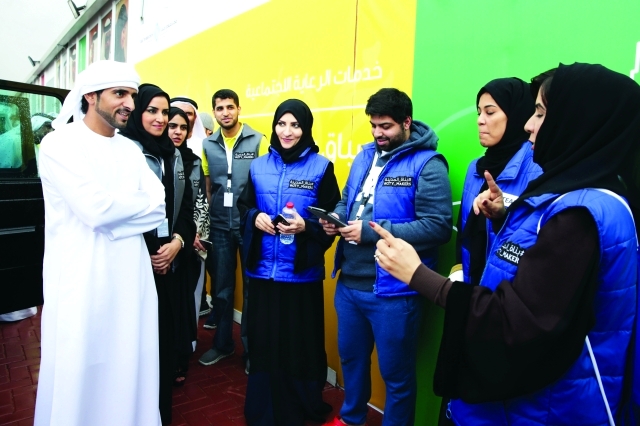 ".. وسموه يتبادل الحديث مع الفريق الأزرق"