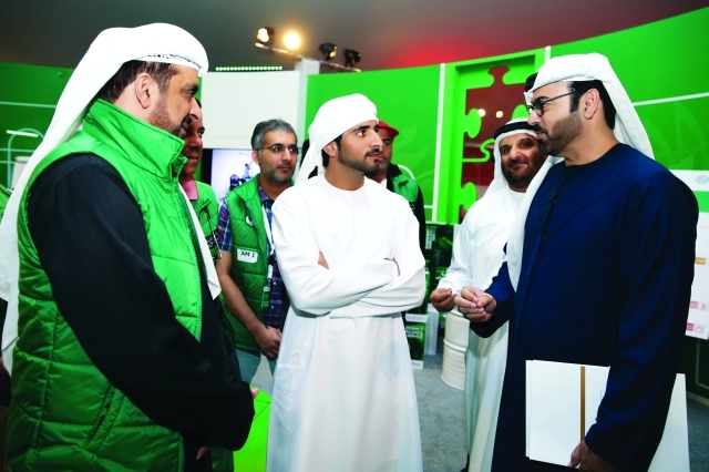 "ولي عهد دبي يتبادل الحديث مع محمد القرقاوي وعبدالله الشيباني والدراي"