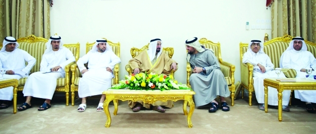 "سلطان القاسمي يتبادل الحديث مع حسين الجسمي خلال لقائه المواطنين في خورفكان     ـــ\t\t\t        \t            وام"