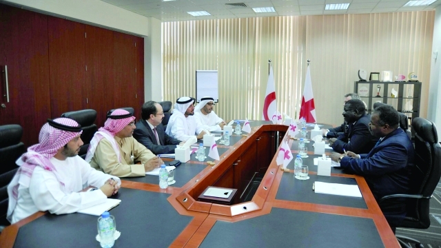 "أمادو خلال لقائه محمد الفلاحي ووفد هيئة الهلال الأحمر\tـــ\t\t\t وام"