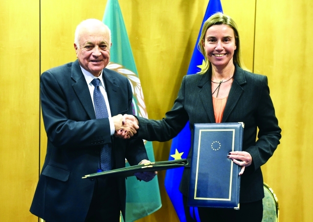 "موغيريني تصافح العربي قبل الاجتماع ــ أ.ف.ب"