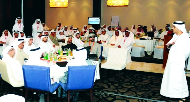 "سيف بن زايد مستمعاً إلى شرح عن تطوير سياسات الداخلية بحضور قيادات الشرطة"